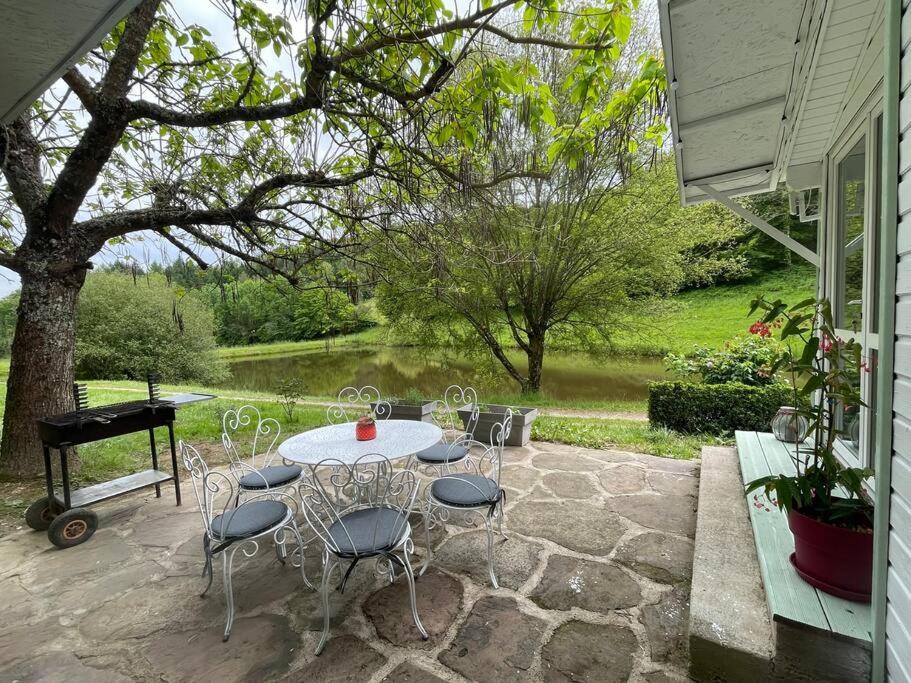 Gallery image of Chalet au bord de l'étang in Sérilhac