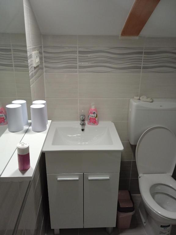 ein Badezimmer mit einem weißen Waschbecken und einem WC in der Unterkunft Studio appMZ in Krk