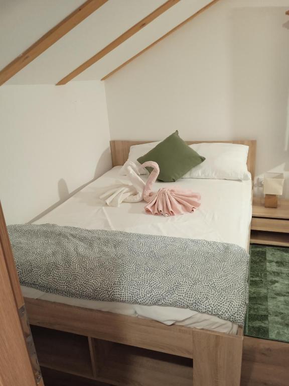 ein Bett mit einem rosa Flamingo darauf in der Unterkunft Studio appMZ in Krk