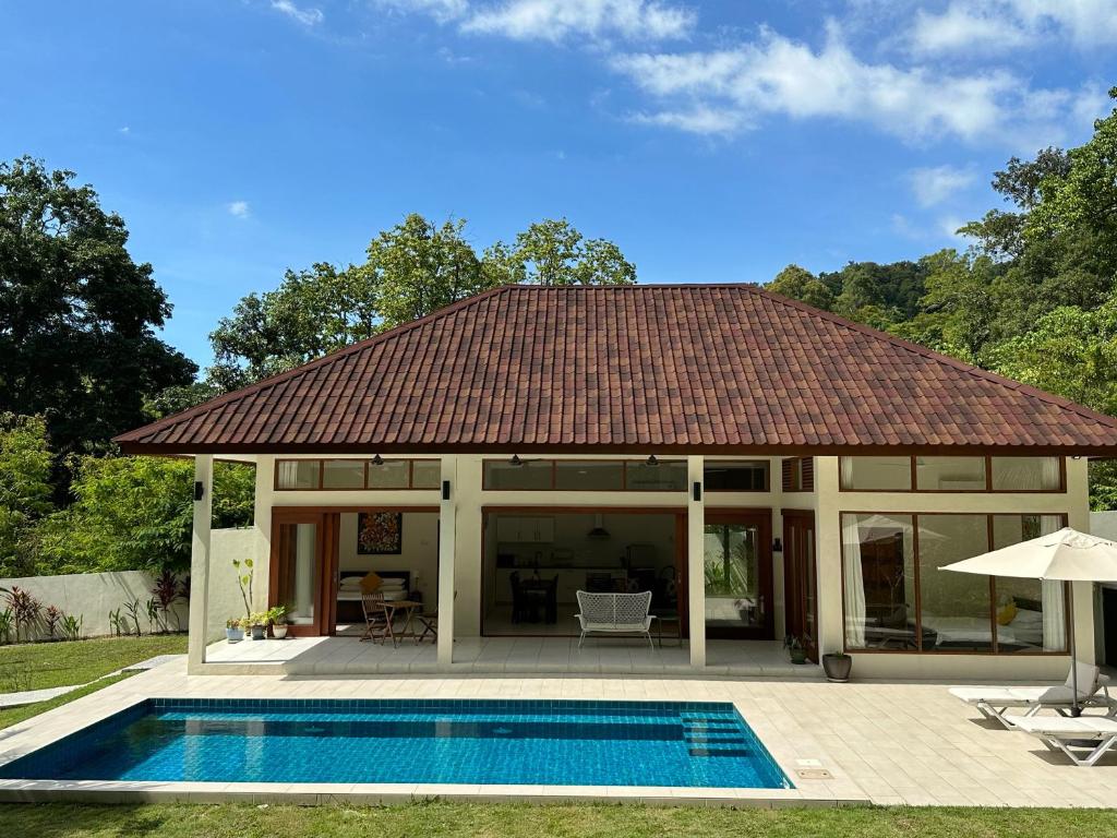 Bazén v ubytování Villa Meranti - Spacious Private Pool Villa nebo v jeho okolí
