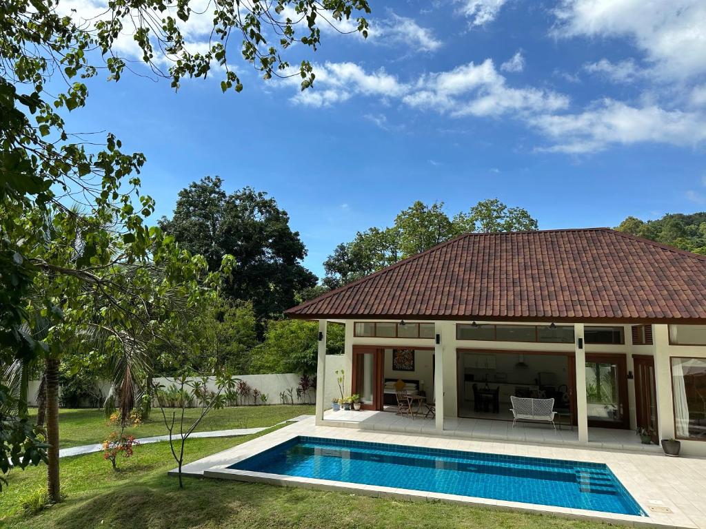 Bazén v ubytování Villa Meranti - Spacious Private Pool Villa nebo v jeho okolí