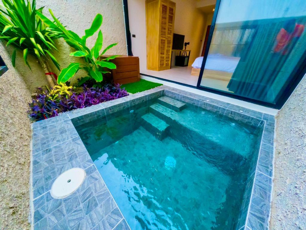 una piscina al centro di una casa di R resident resort a Phetchaburi