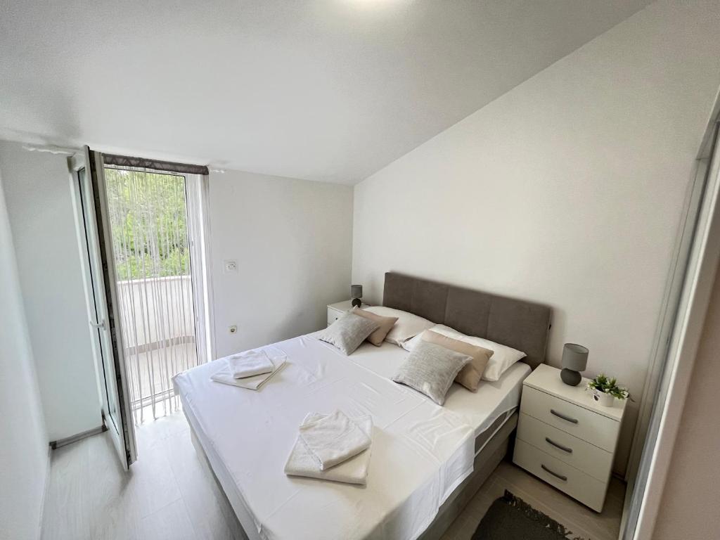 A bed or beds in a room at Vir Apartman Alena