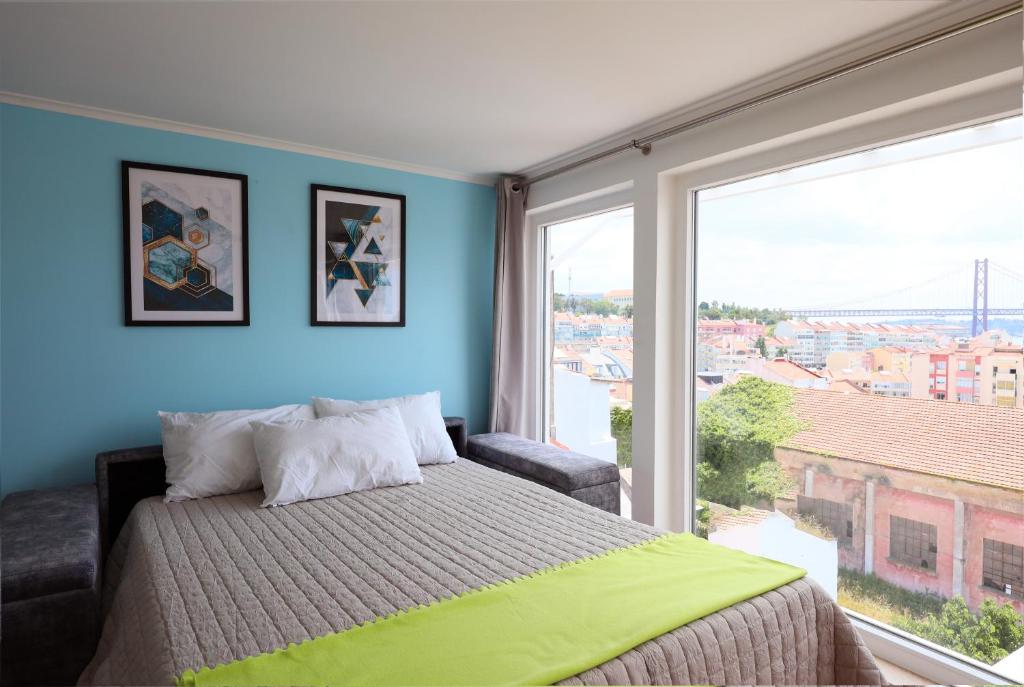 En eller flere senge i et værelse på Apartment Ajuda Tagus River View