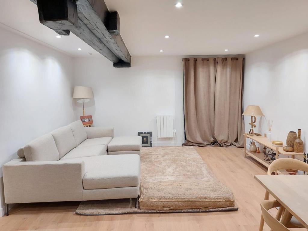 un salon avec un canapé blanc et une table dans l'établissement Sweet place, à Saint-Denis