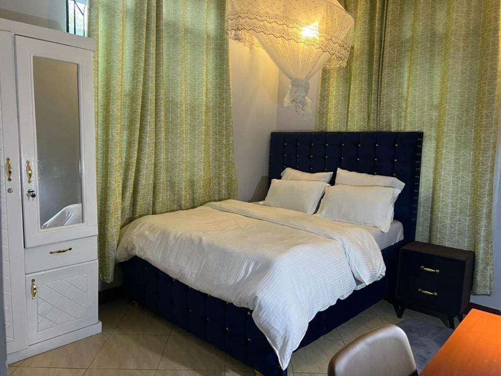 Romantic, Stunning & Authentic Ensuited Master Bedroom tesisinde bir odada yatak veya yataklar