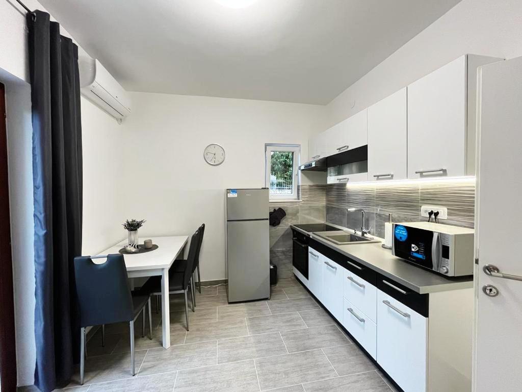 Kuchyňa alebo kuchynka v ubytovaní Apartments T&T
