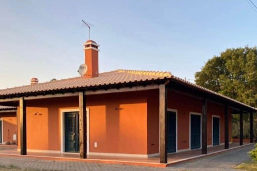A casa das minhas netas في كالداس دا راينها: منزل بواجهة برتقالية مع مدخنة