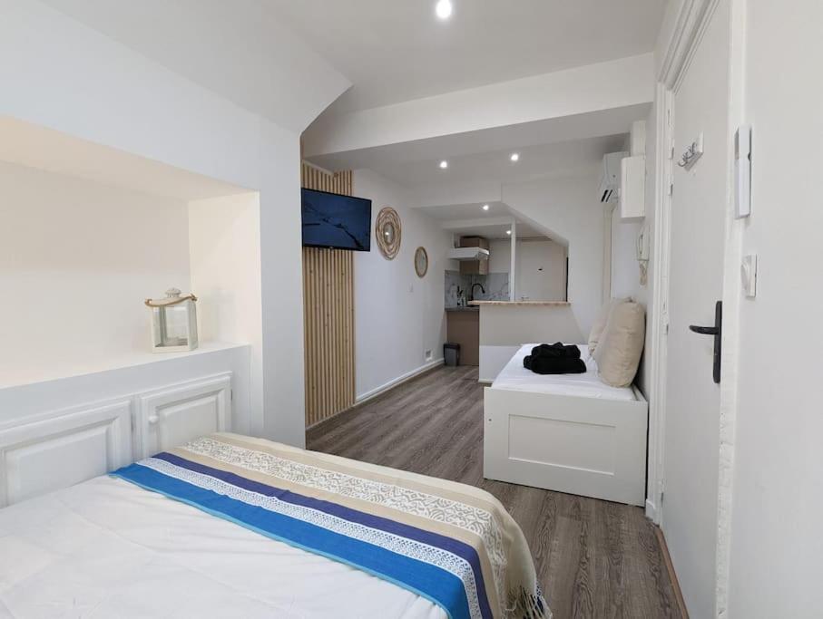 アジャンにあるRDC Studio Agen Hyper Centre - Clim - Voltaireの白いベッドルーム(ベッド1台付)、キッチンが備わります。