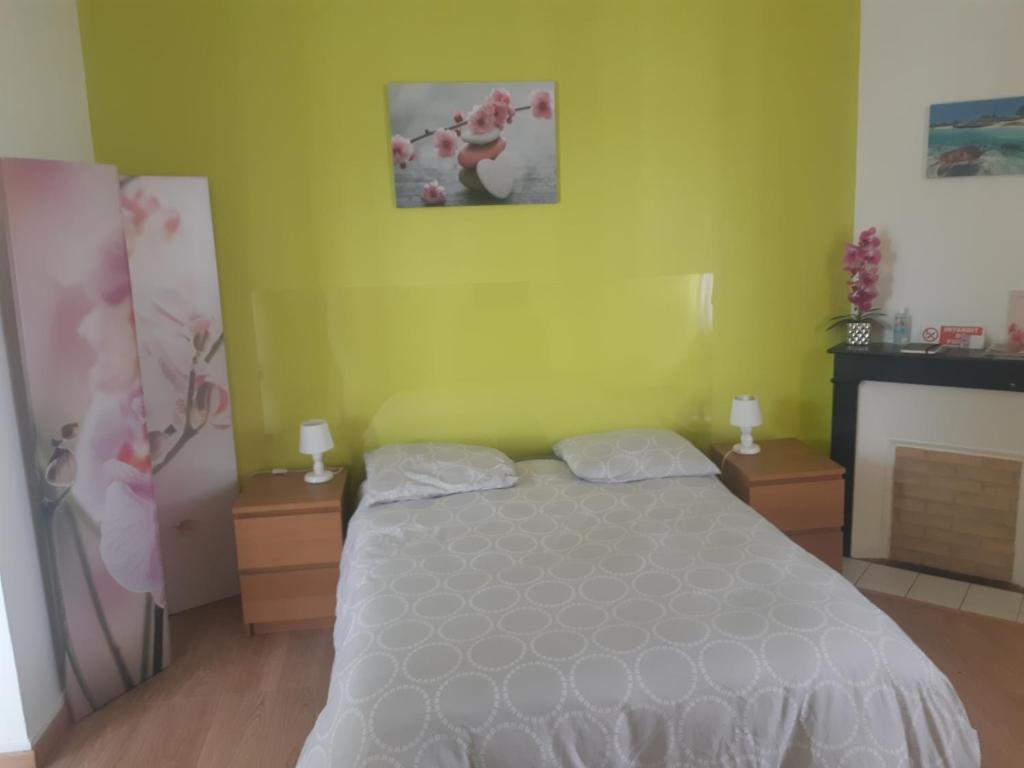 sypialnia z łóżkiem i kominkiem w obiekcie Chez Virginie w mieście Gisors