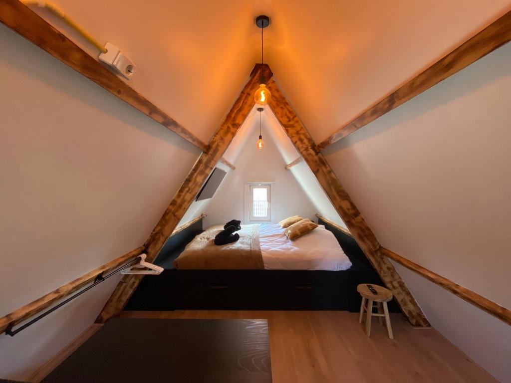a room with a bed in a attic at The island life beach house 1 in De Koog