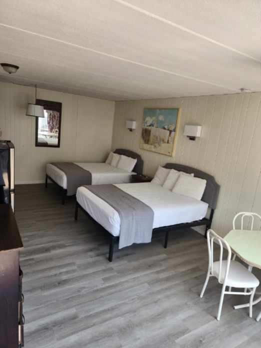 Postel nebo postele na pokoji v ubytování Yankee Clipper Resort Motel