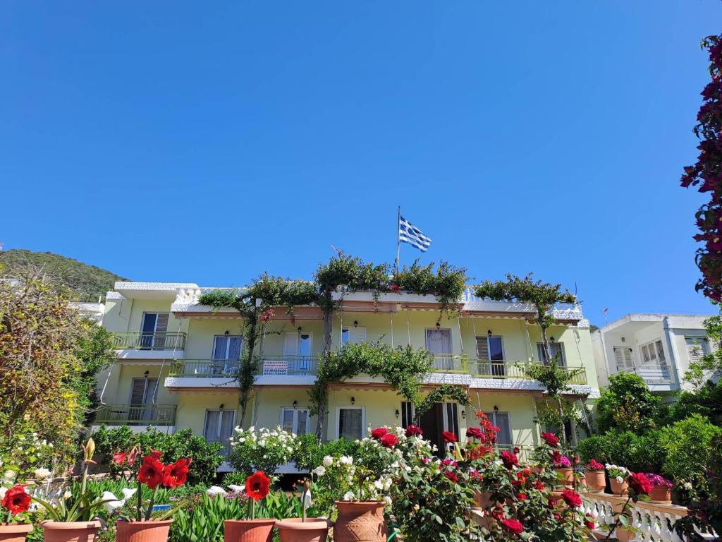 un edificio con dei fiori davanti di Rois Appartments a Poros