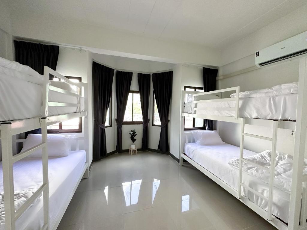Postel nebo postele na pokoji v ubytování MONTANA Hotel & Hostel Phuket