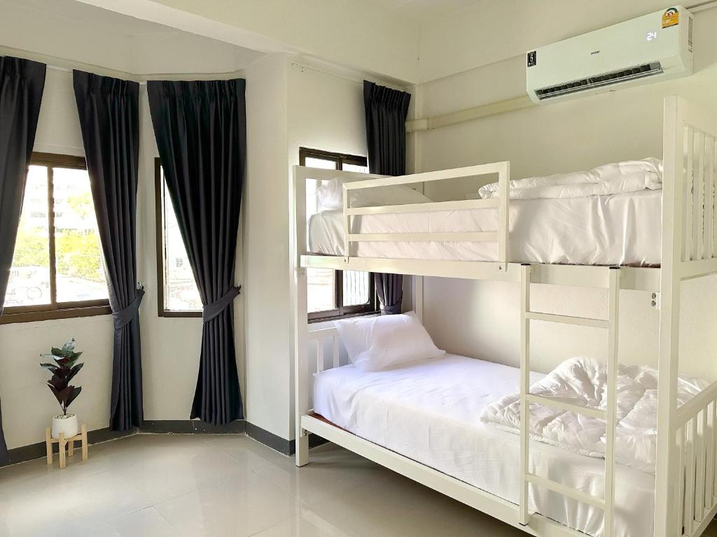 Postel nebo postele na pokoji v ubytování MONTANA Hotel & Hostel Phuket