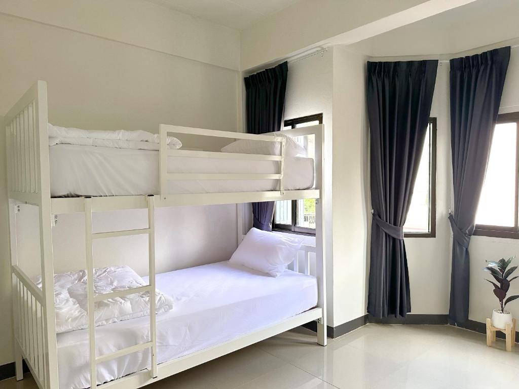 Postel nebo postele na pokoji v ubytování MONTANA Hotel & Hostel Phuket