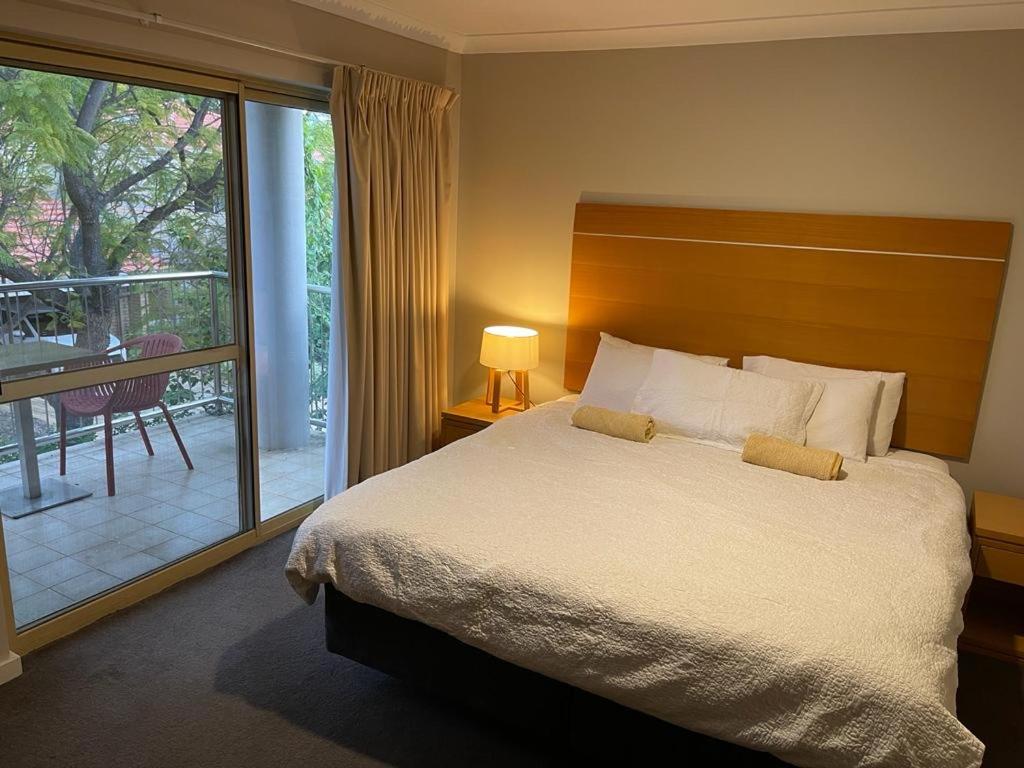 1 dormitorio con 1 cama grande y balcón en Tranquility in the Swan Valley en The Vines