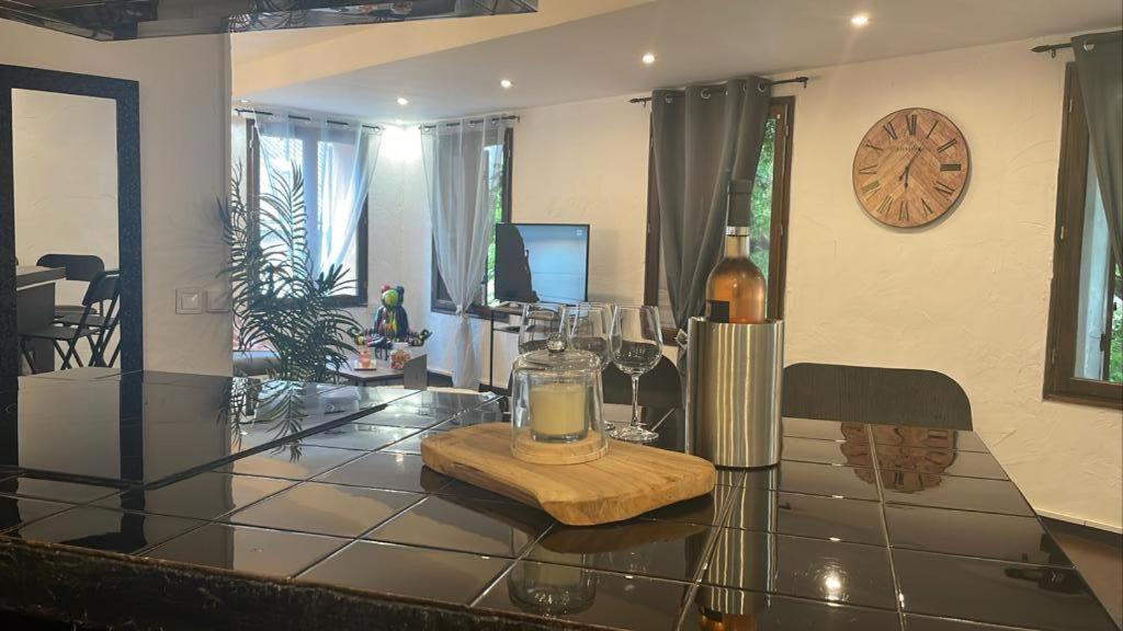 - une table avec une bougie et une bouteille de vin dans l'établissement Appartement T3 La Madrague/ Les Calanques, à Marseille