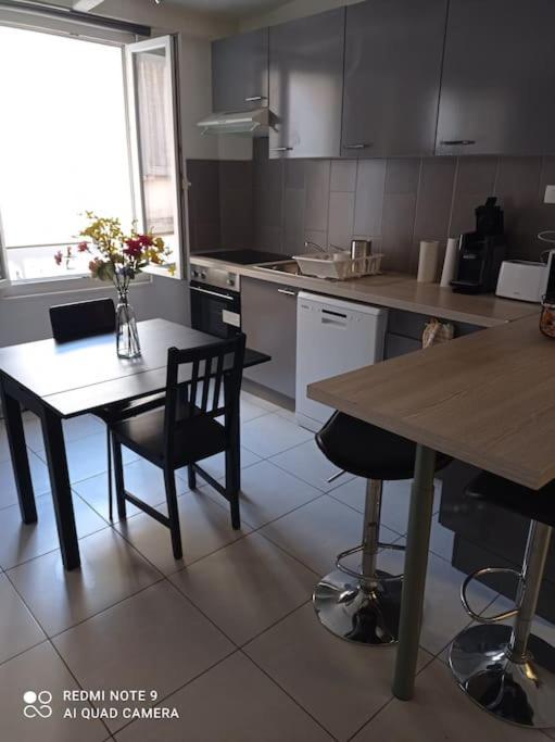 - une cuisine avec une table, une table et des chaises dans l'établissement appartement au cœur du village, à Sanary-sur-Mer