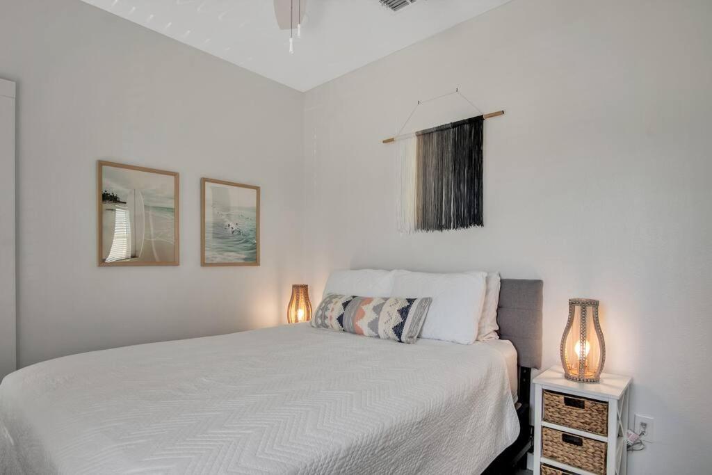 Postel nebo postele na pokoji v ubytování Classy 4BDRM Home W/Pool Mins To Beach and Shops!