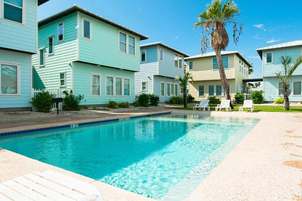 Bazén v ubytování Classy 4BDRM Home W/Pool Mins To Beach and Shops! nebo v jeho okolí