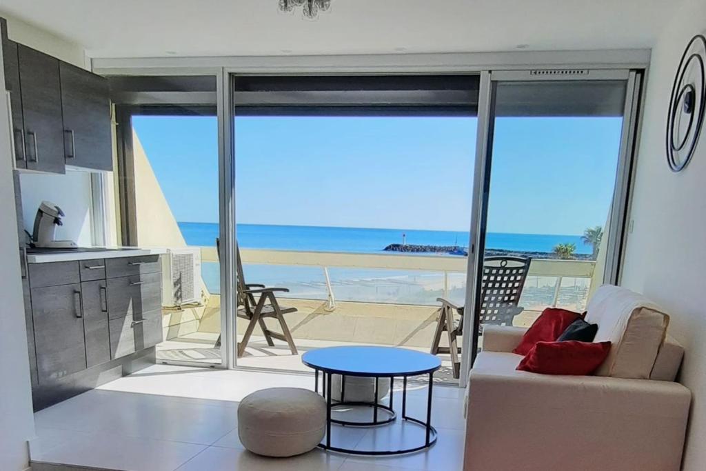 uma sala de estar com vista para o oceano em Cap d'Agde Naturiste Héliopolis C SEARENA em Cap d'Agde