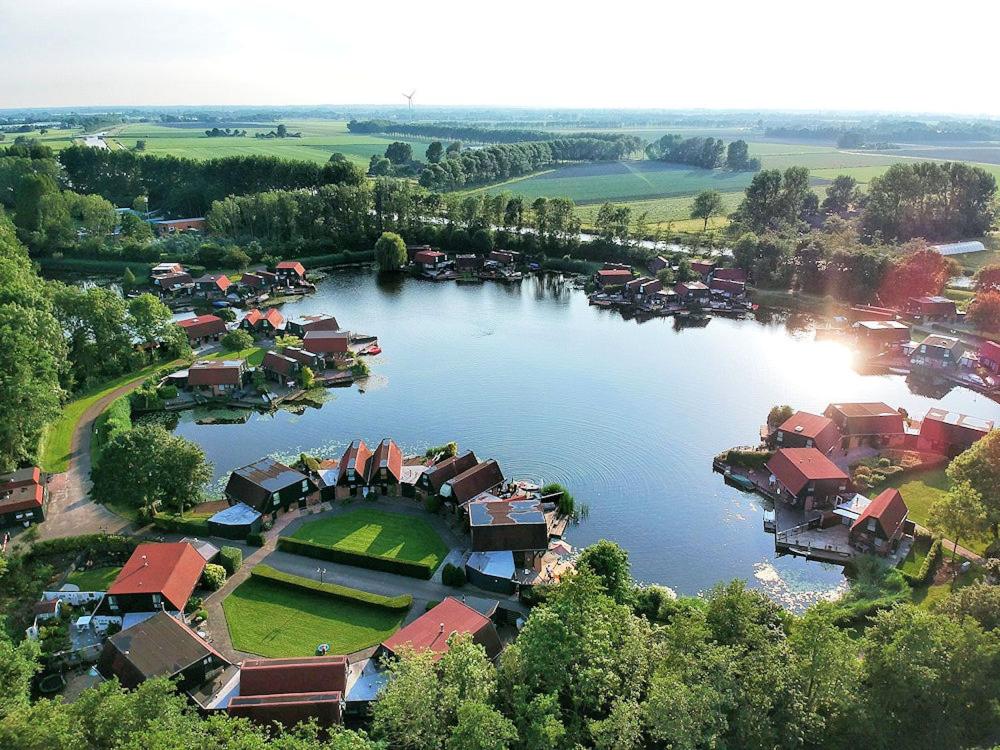 uma vista aérea de uma aldeia sobre um lago em Cappuccetto Rosso em Nieuwe-Niedorp