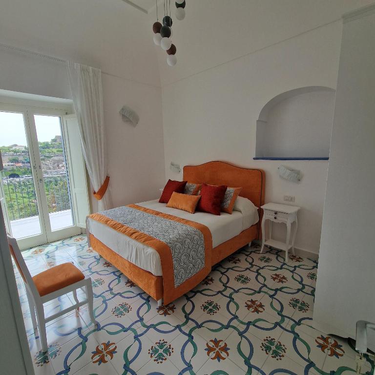 Postel nebo postele na pokoji v ubytování Suites in the Amalfi Coast - GuestHouse with Terrace near Amalfi - Breathtaking View of Ravello