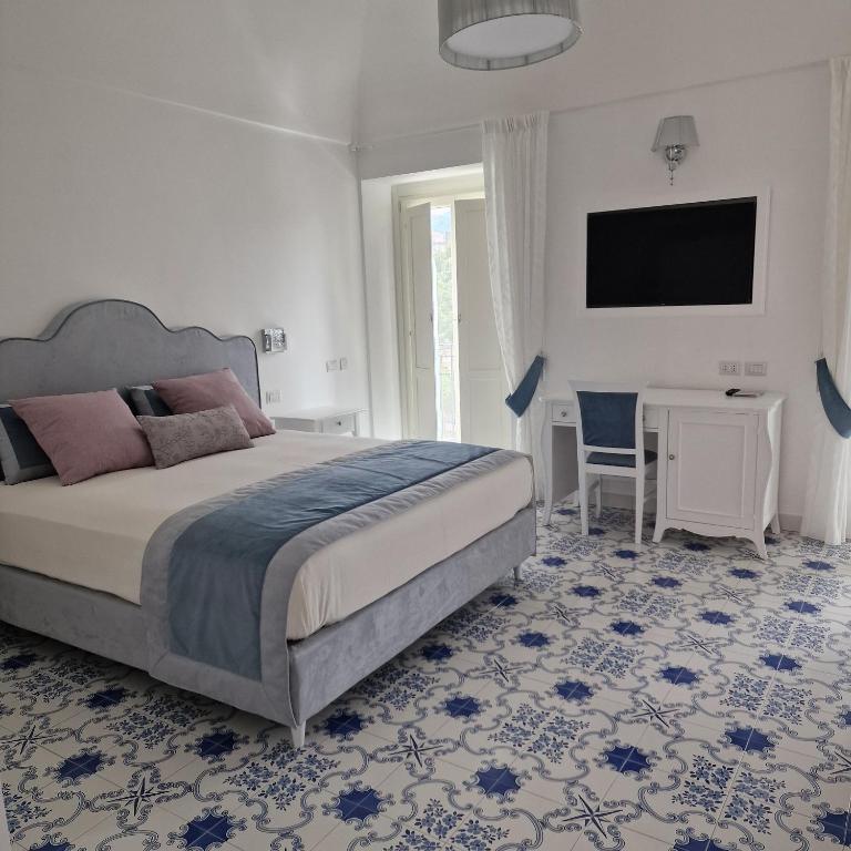 Postel nebo postele na pokoji v ubytování Suites in the Amalfi Coast - GuestHouse with Terrace near Amalfi - Breathtaking View of Ravello