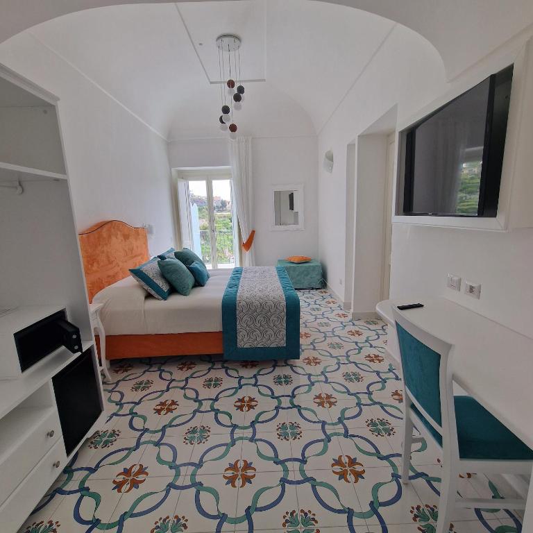 Postel nebo postele na pokoji v ubytování Suites in the Amalfi Coast - GuestHouse with Terrace near Amalfi - Breathtaking View of Ravello