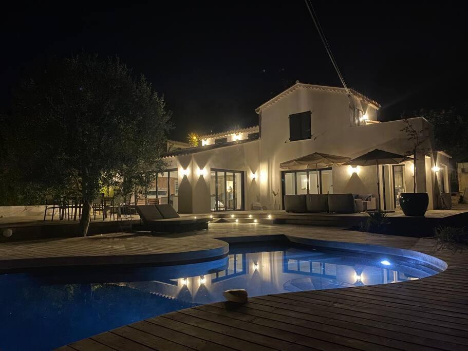 une maison avec piscine la nuit dans l'établissement Magnifique villa 3 chambres Saint Paul de Vence, à Saint-Paul-de-Vence