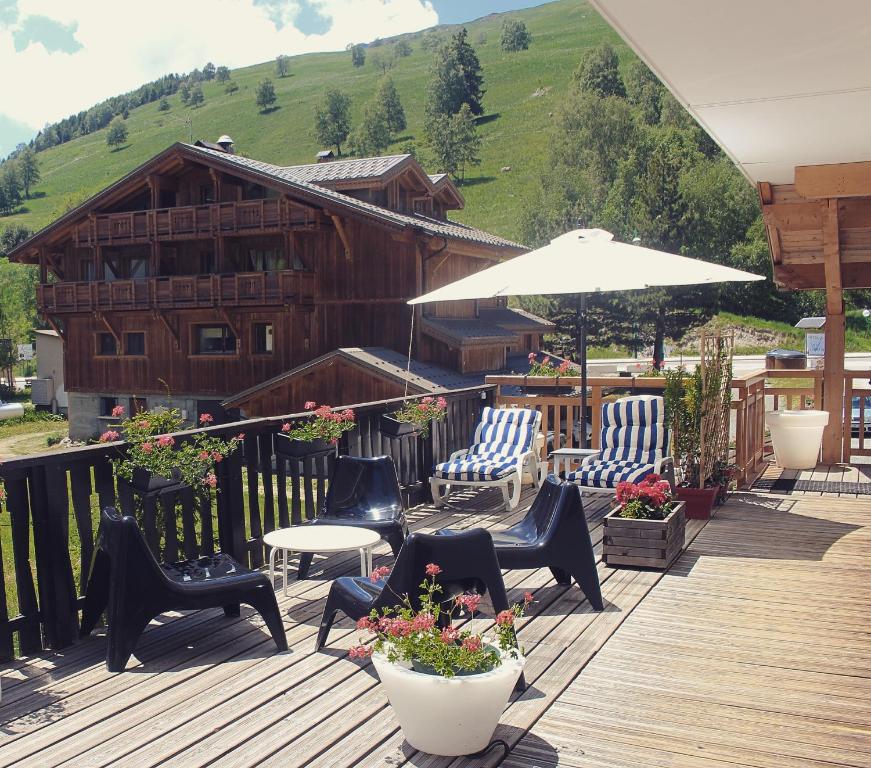 Nespecifikovaný výhled na hory nebo výhled na hory při pohledu z hotelu