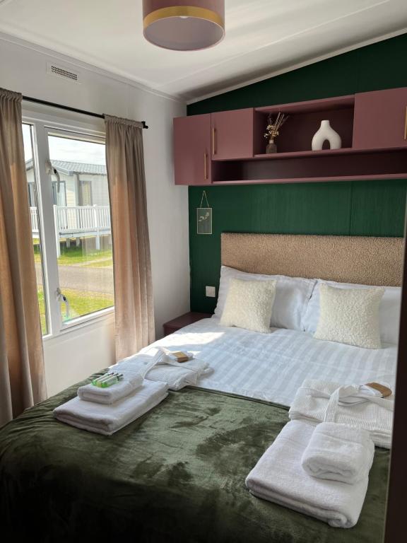 Postel nebo postele na pokoji v ubytování Marianne Bay - Southerness Caravan Park with Sea View - Pet Friendly