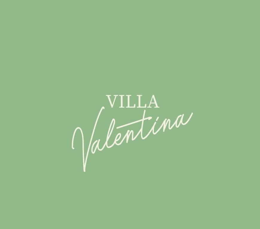 LemlandにあるVilla Valentinaのピンクとブルーの背景に刻まれた手書きのヴィラ