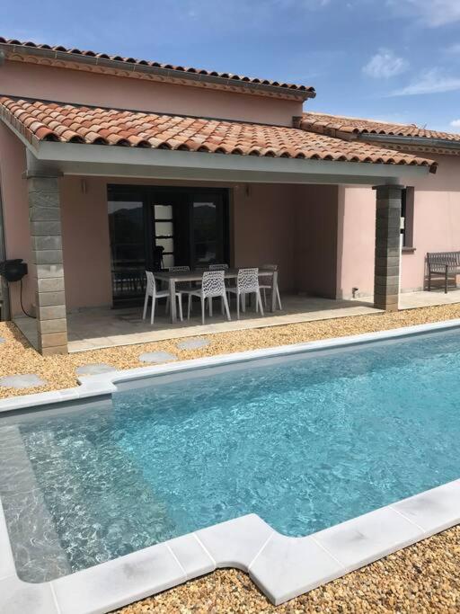 une piscine devant une maison dans l'établissement Villa l'Amoureuse 3, à Saint-Paul-le-Jeune