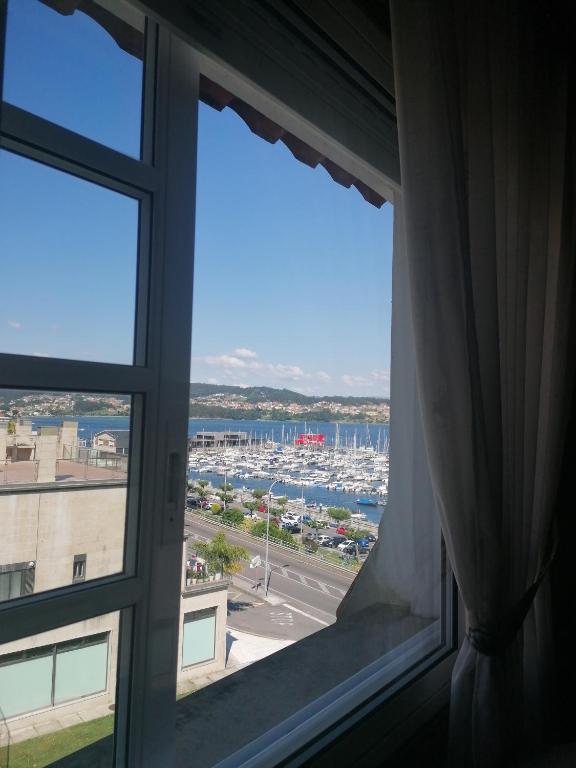 una ventana con vistas al puerto en Apartamento Combarro, en Combarro