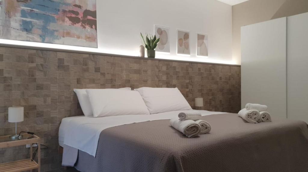 um quarto com uma cama com toalhas em CASA DI PATTY em Bari Palese