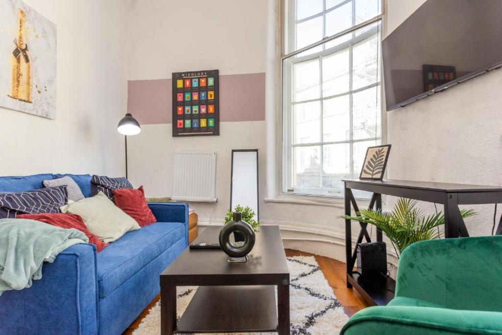 Et sittehjørne på Triplex Apartment in Central Newcastle - Sleeps 10