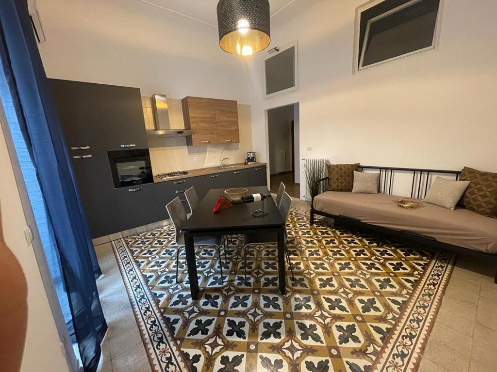 un soggiorno con divano e tavolo di Maioliche Apartments a Margherita di Savoia