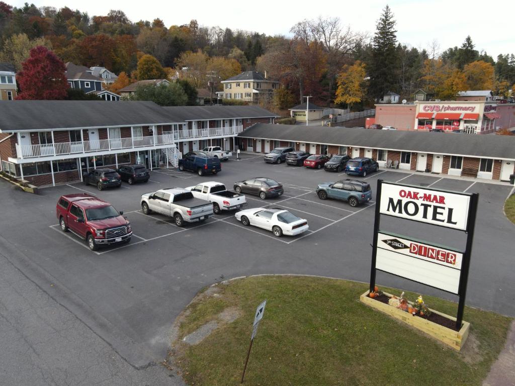 una vista aérea de un motel con coches aparcados en un aparcamiento en Oak Mar Motel, en Oakland