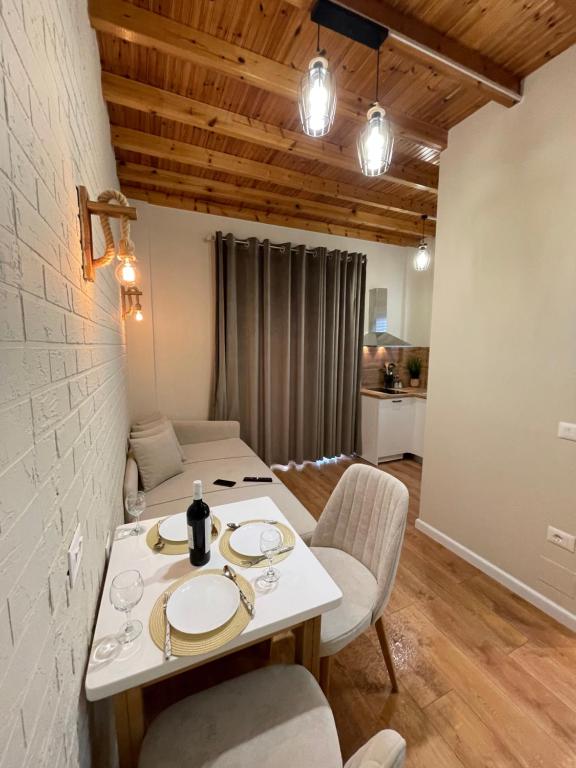 a dining room with a white table and chairs at Vila Arial in Vlorë