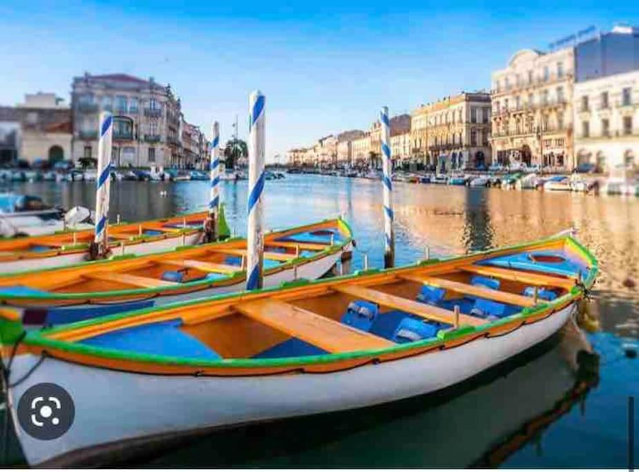 Trois bateaux sont amarrés dans l'eau d'un port dans l'établissement Joli appartement T3 rénové serviettes non incluses, à Sète