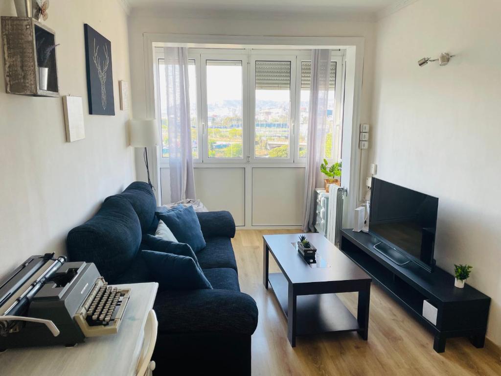 Televízia a/alebo spoločenská miestnosť v ubytovaní Beach Apartment Barca 6