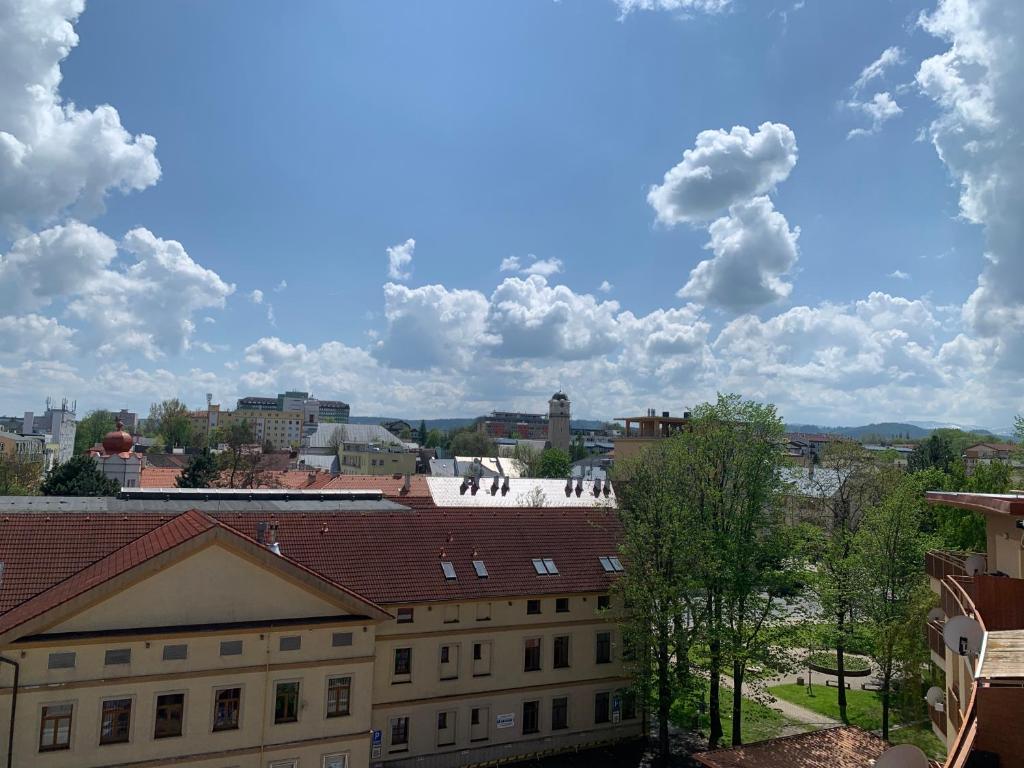 Nespecifikovaný výhled na destinaci Poprad nebo výhled na město při pohledu z apartmánu