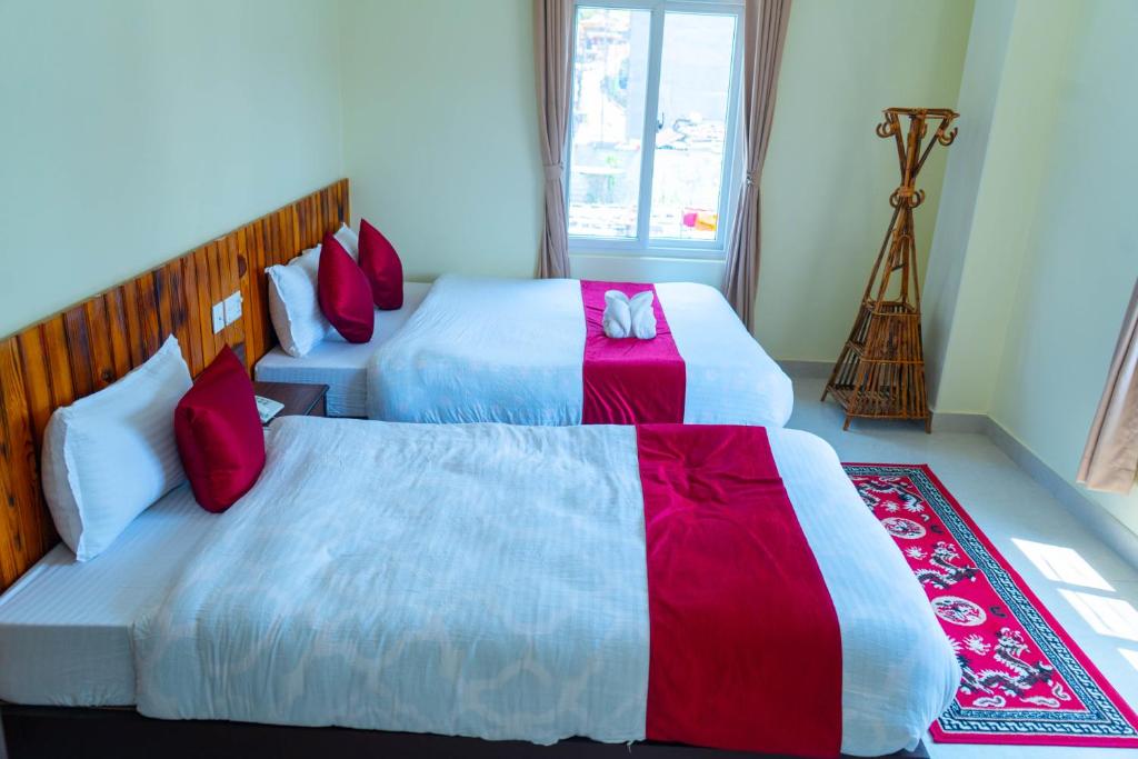 Rúm í herbergi á Hotel Pokhara Suites
