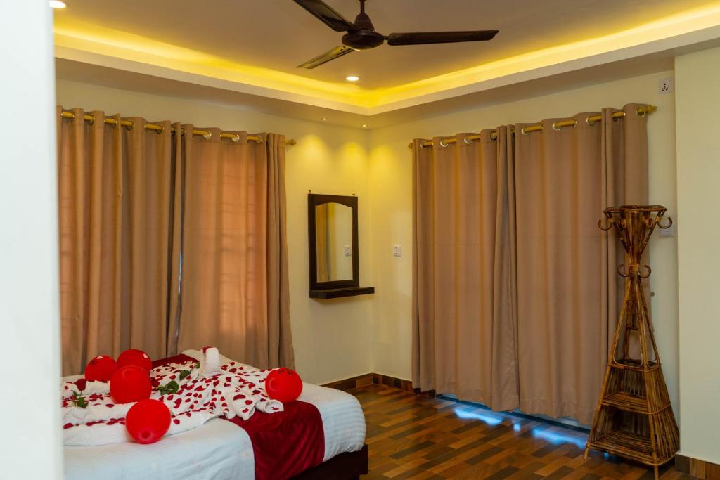 Rúm í herbergi á Hotel Pokhara Suites