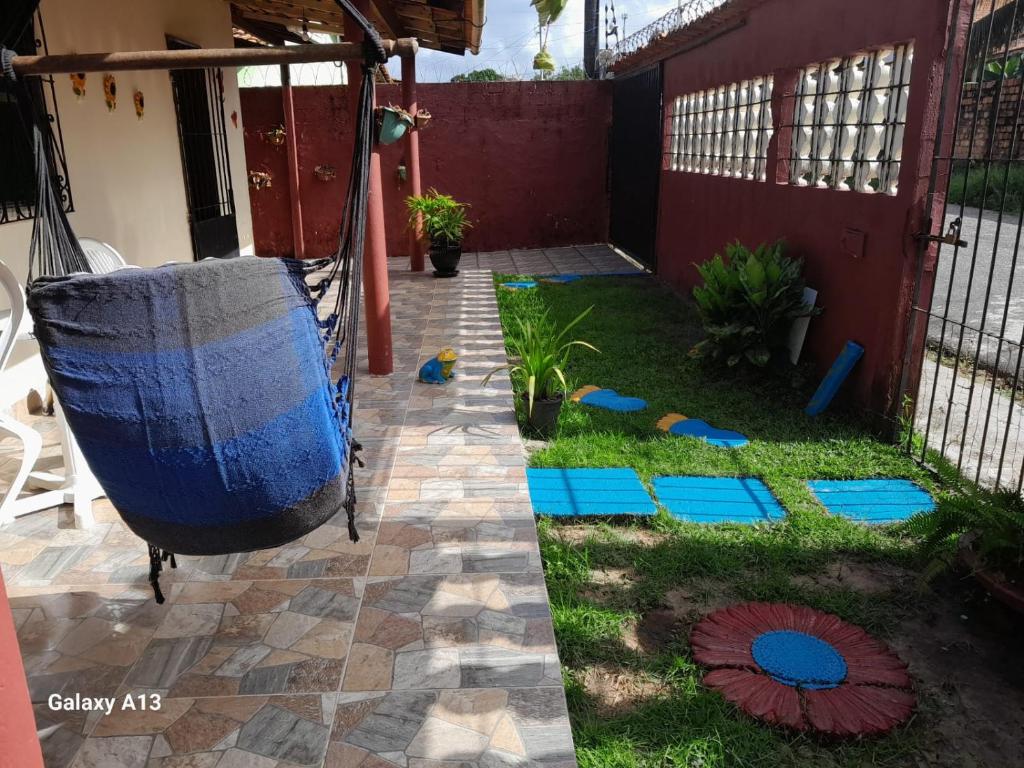 a backyard with blue mats on the grass at casa em salinopolis in Salinópolis