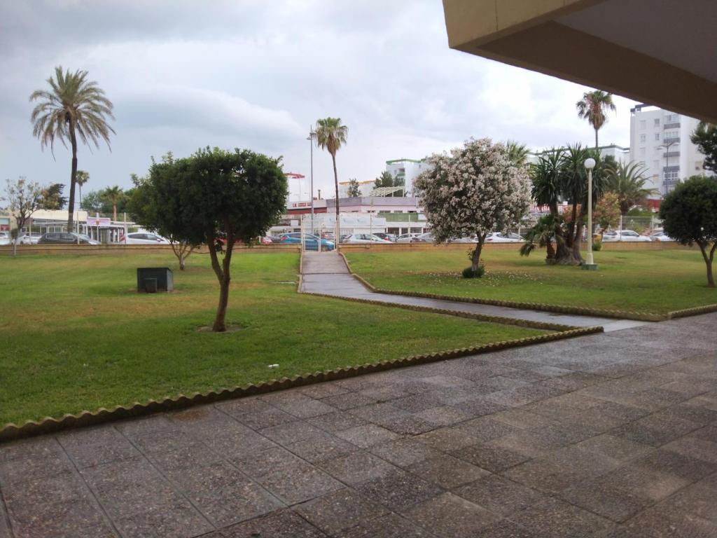 Vonkajšia záhrada v ubytovaní Apartamento playa Valdelagrana