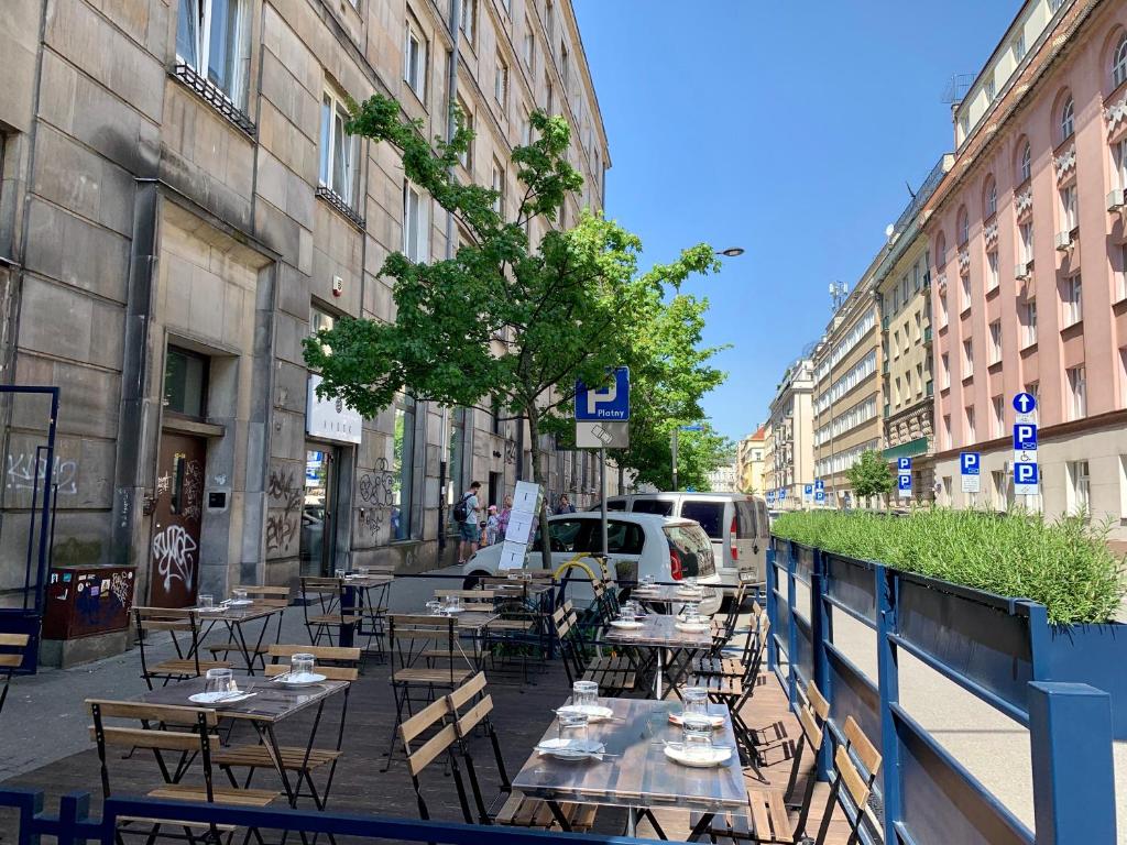 Reštaurácia alebo iné gastronomické zariadenie v ubytovaní Słoneczny Apartament Koszykowy!