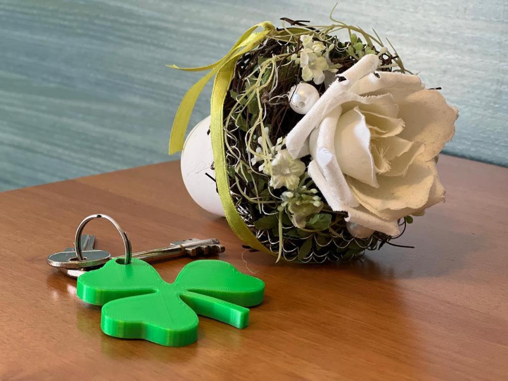 un ramo de flores y un manojo de llaves en Hotel Trifoglio, en Lido di Jesolo